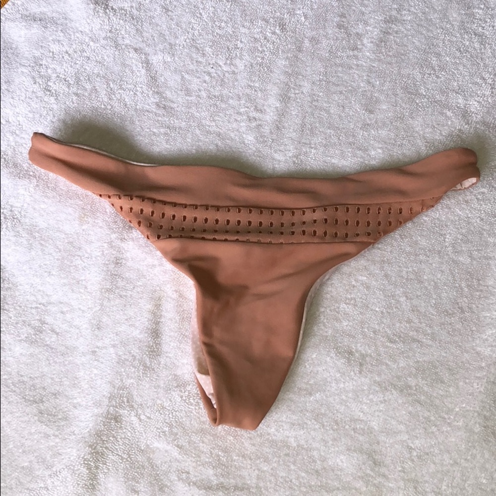 Acacia Pavils bottom